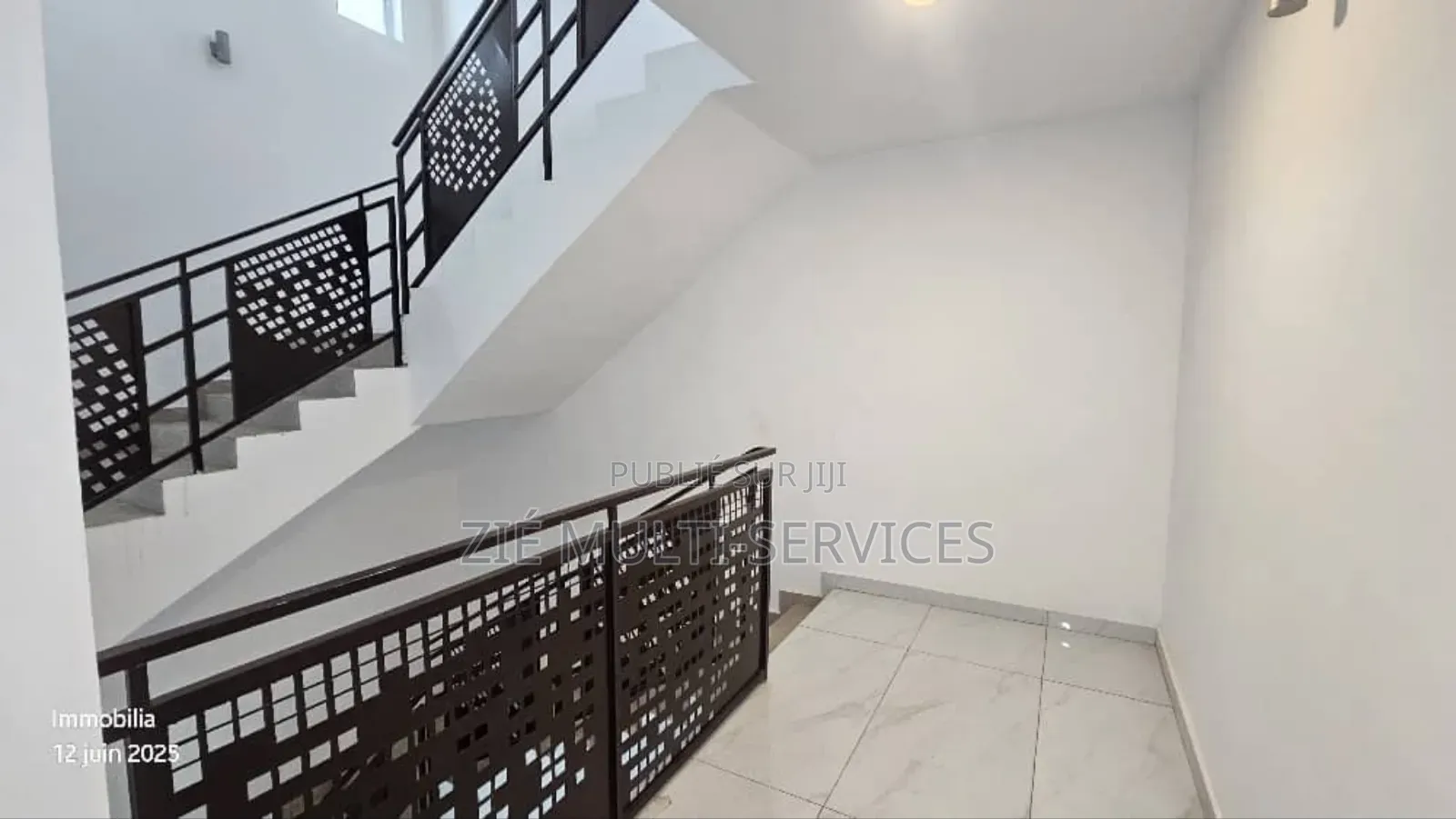 Furnished 16chbre Duplex dans Zié Multi-Service, Deux Plateaux à Vendre