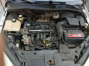 Ford Focus 1.4 2004 Gris