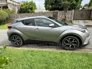Toyota C-HR XLE FWD Sport Utility (2.0L 4cyl 2AM) 2018 Argenté