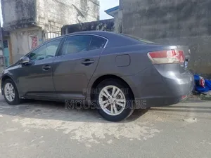 Toyota Avensis 2.0 Advanced 2011 Gris