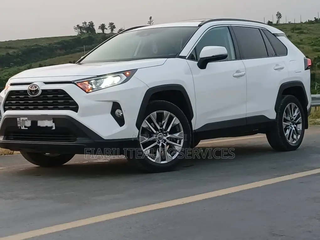 Toyota RAV4 XLE 2021 Blanc