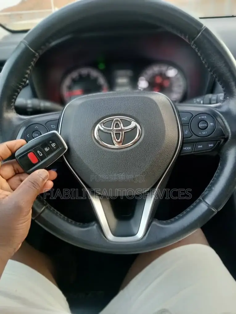 Toyota RAV4 XLE 2021 Blanc