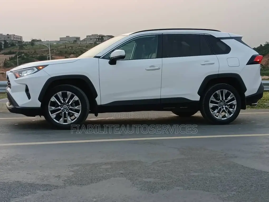 Toyota RAV4 XLE 2021 Blanc