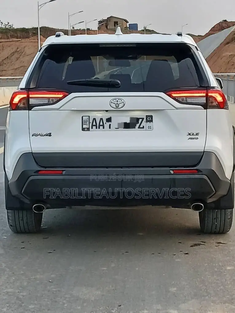 Toyota RAV4 XLE 2021 Blanc