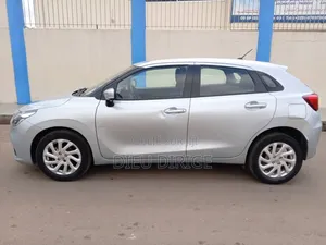 Suzuki Baleno 2023 Gris