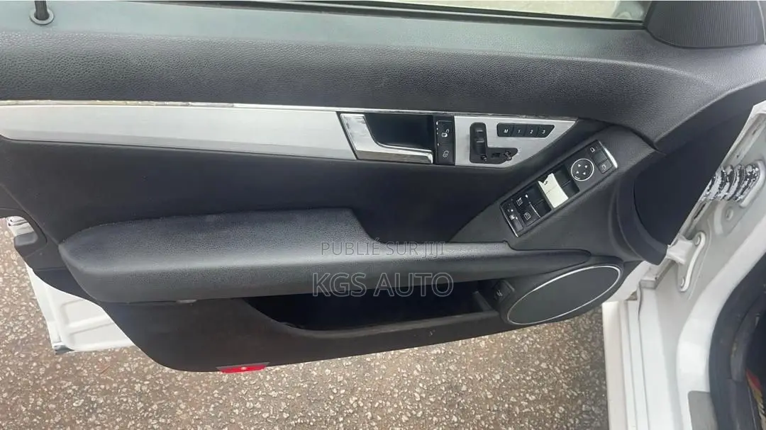 Mercedes-Benz C300 Luxury Sedan RWD (3.0L 6cyl 7A) 2009 Blanc