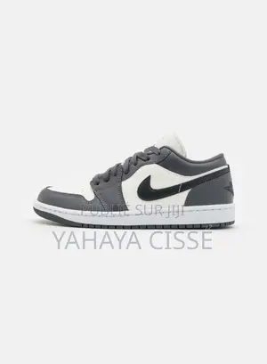 Photo - Air Jordan 1 Retro Low