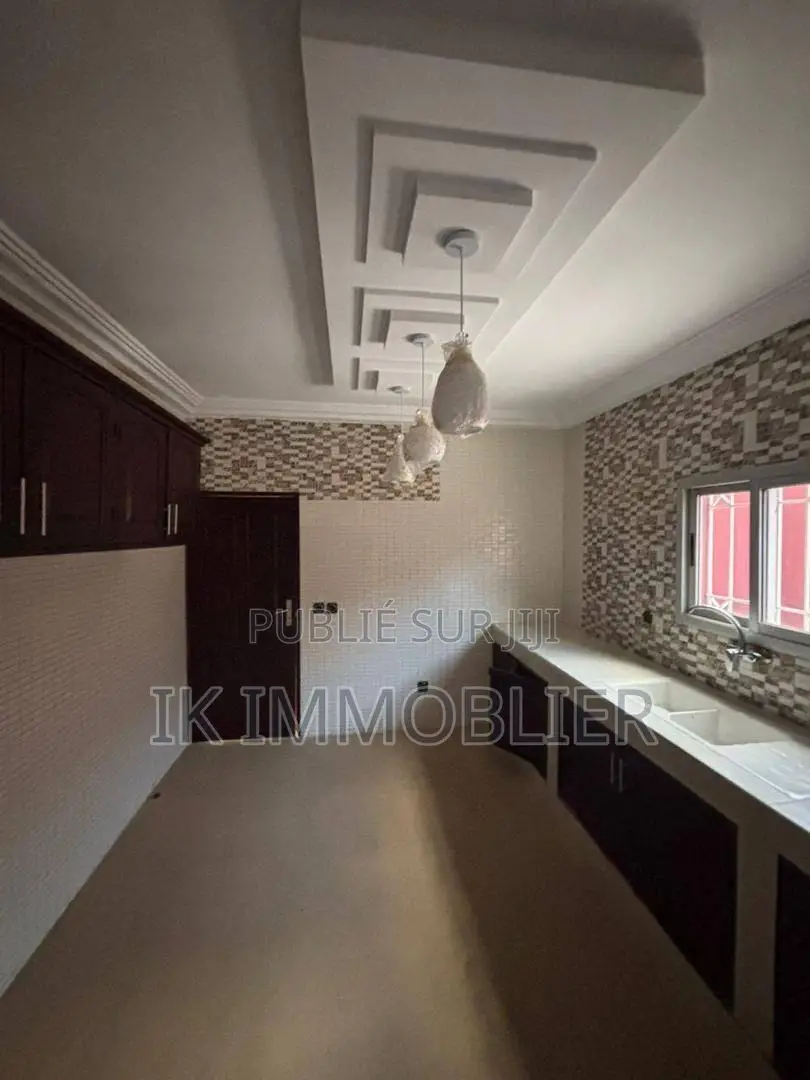 5chbre Villa dans Ik Immobilier, Cocody à Louer