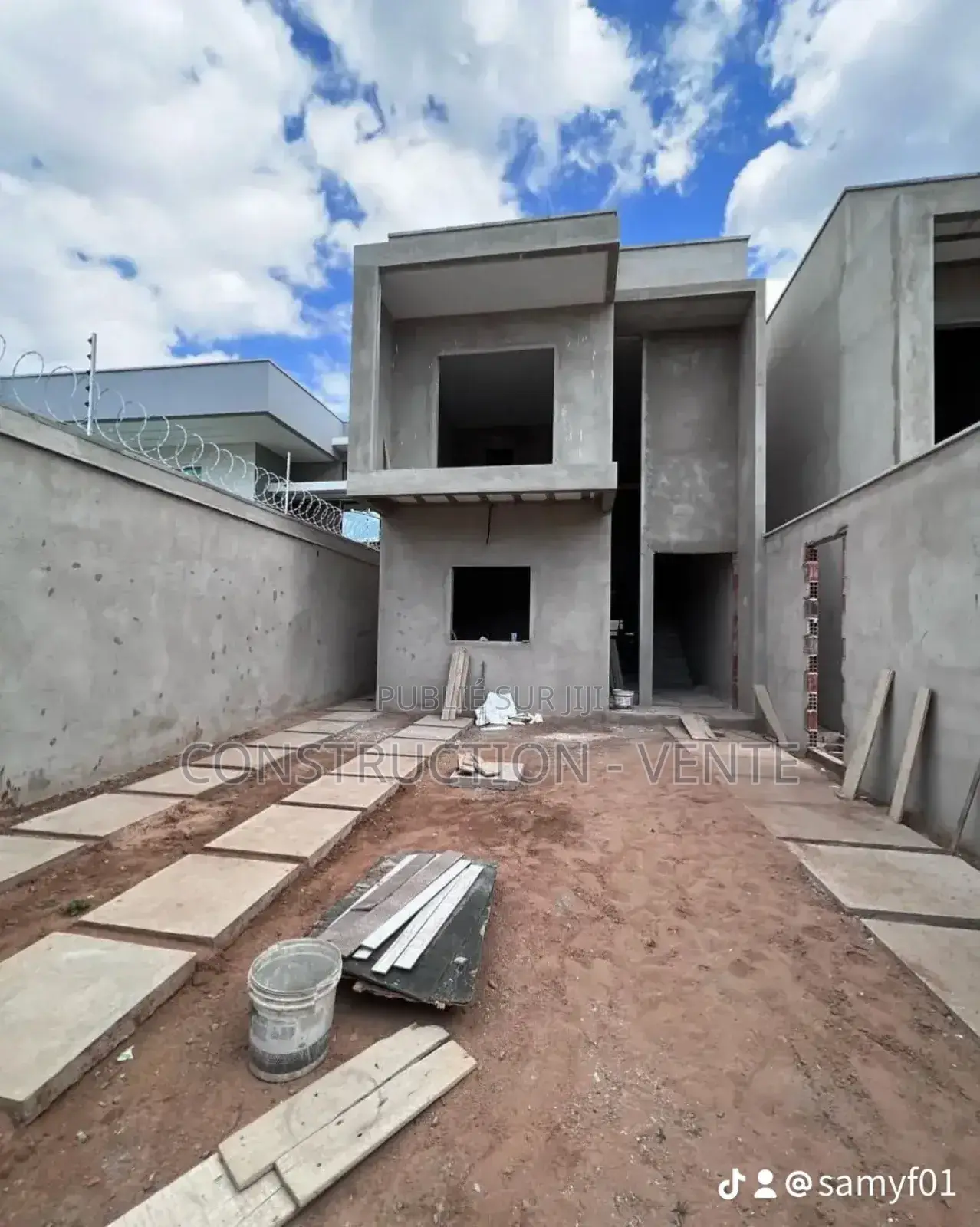 Terrain Y Compris La Construction