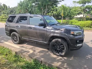 Toyota 4-Runner SR5 2021 Gris