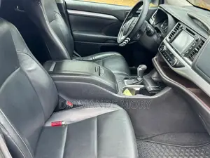 Toyota Highlander XLE V6 4x4 (3.5L 6cyl 6A) 2016 Gris