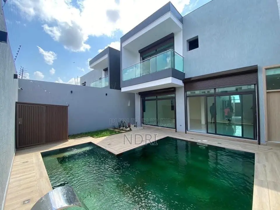 5chbre Duplex dans Building House, Cocody à Louer