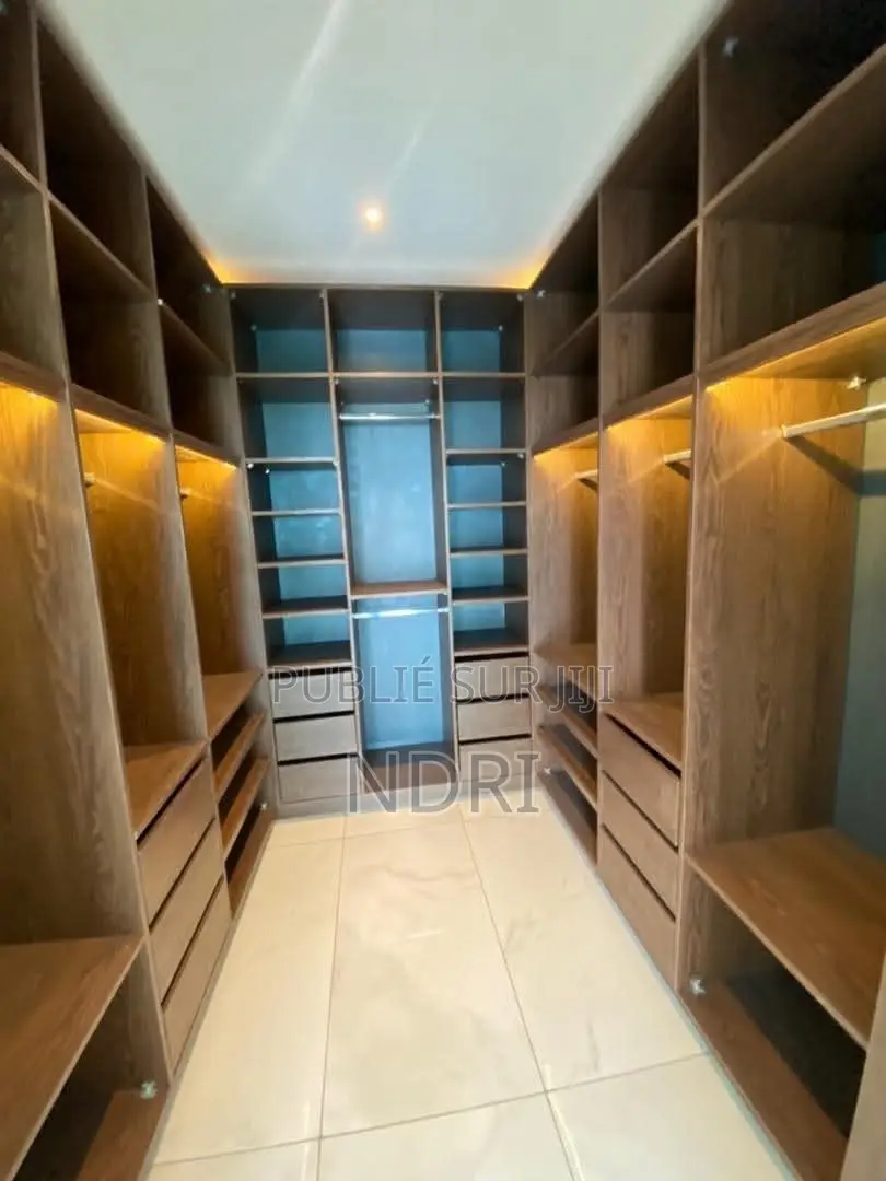 5chbre Duplex dans Building House, Cocody à Louer