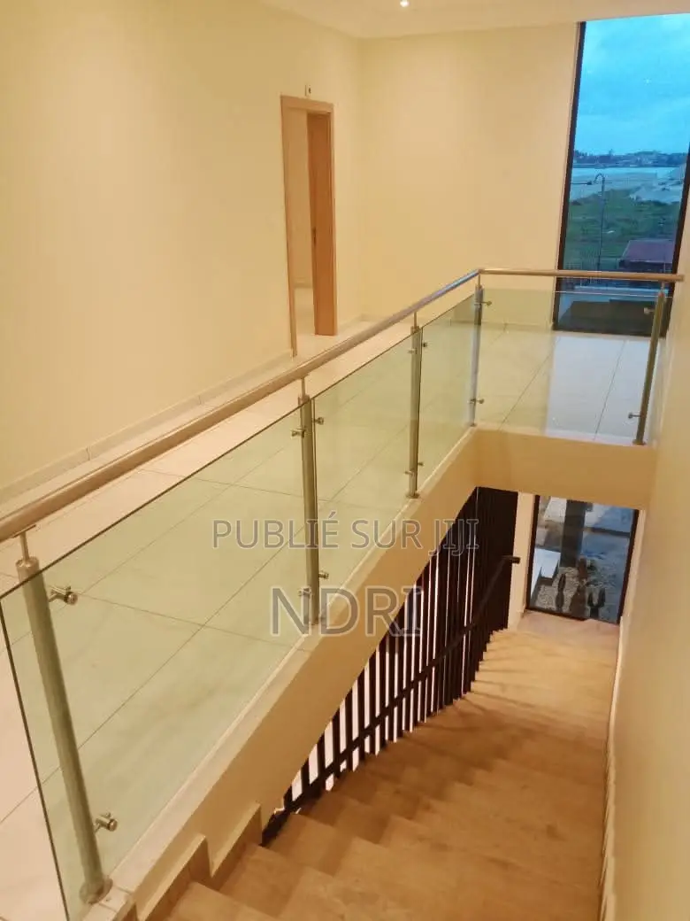 5chbre Duplex dans Building House, Cocody à Louer