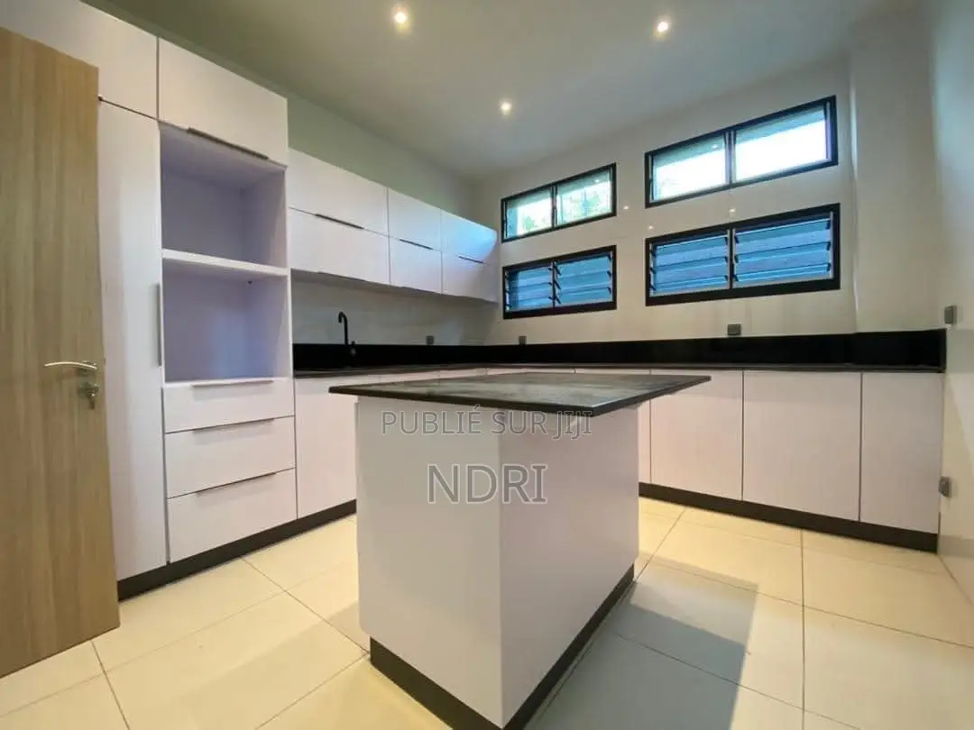 5chbre Duplex dans Building House, Cocody à Louer