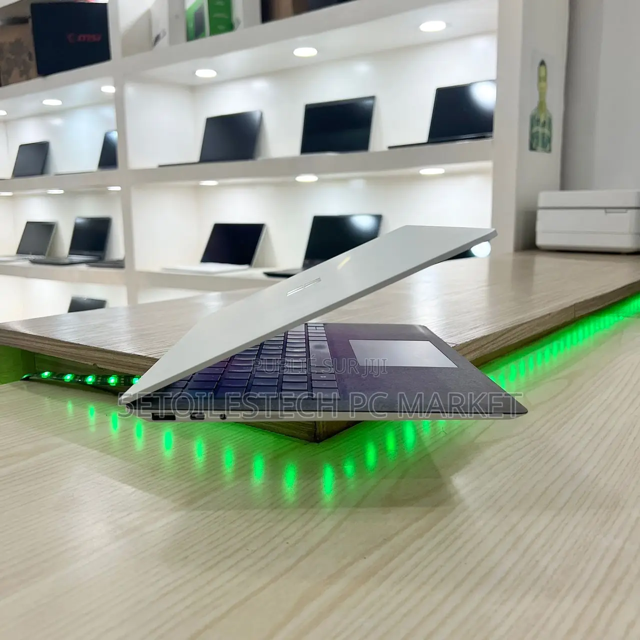 New Microsoft Surface Laptop 8GB Intel Core I5 SSHD (Hybrid) 256GB