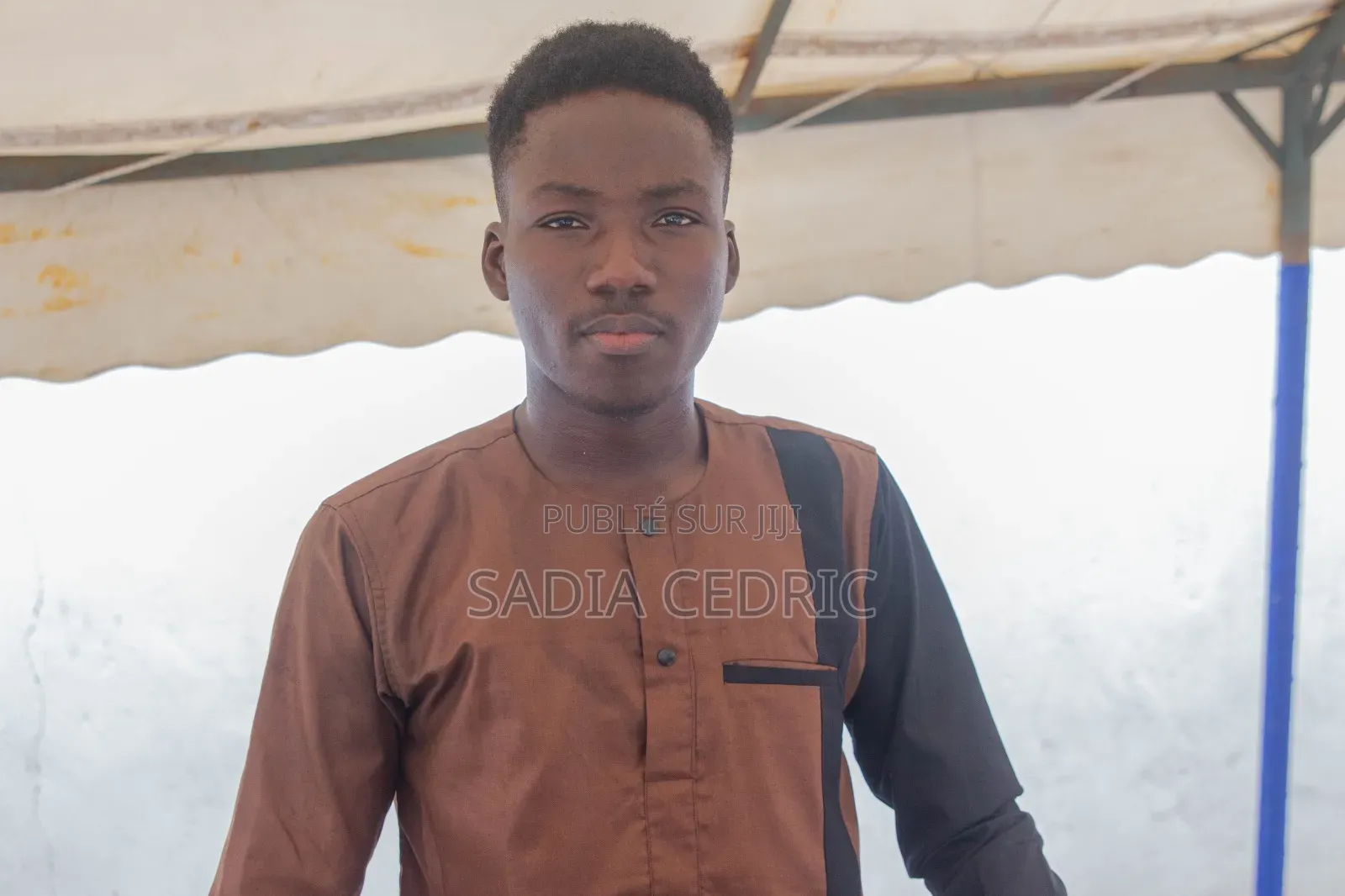 Jeune Expérimenté Et Diplômé, Dynamique Et Curieux