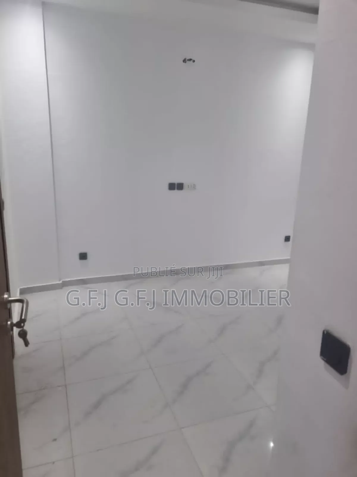 3chbre Appartement dans G.F.J Immobilier, Cocody à Louer