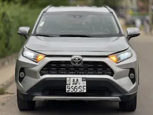 Toyota RAV4 XLE 2021 Gris