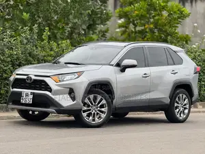 Toyota RAV4 XLE 2021 Gris