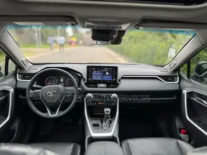 Toyota RAV4 XLE 2021 Gris