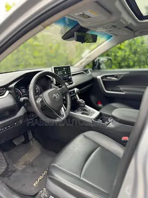Toyota RAV4 XLE 2021 Gris