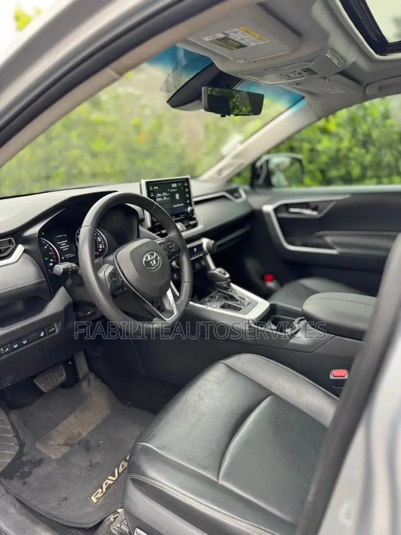 Toyota RAV4 XLE 2021 Gris