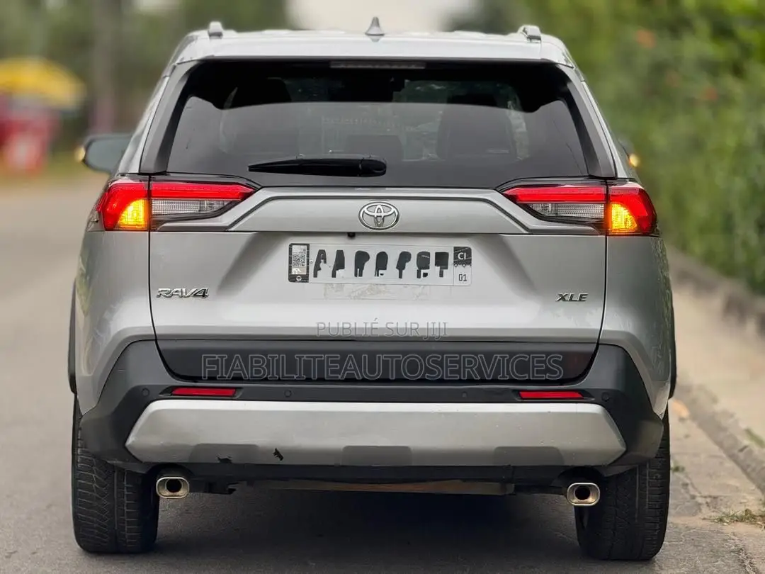 Toyota RAV4 XLE 2021 Gris