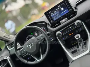 Toyota RAV4 XLE 2021 Gris