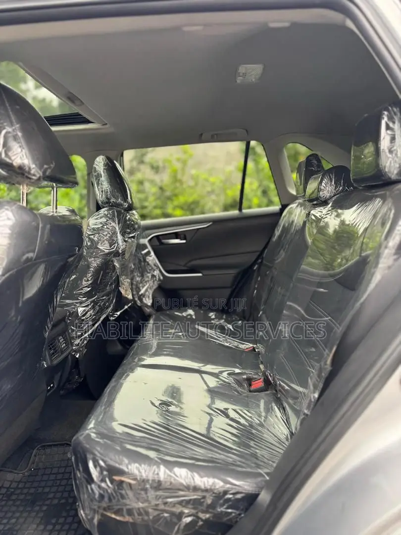 Toyota RAV4 XLE 2021 Gris