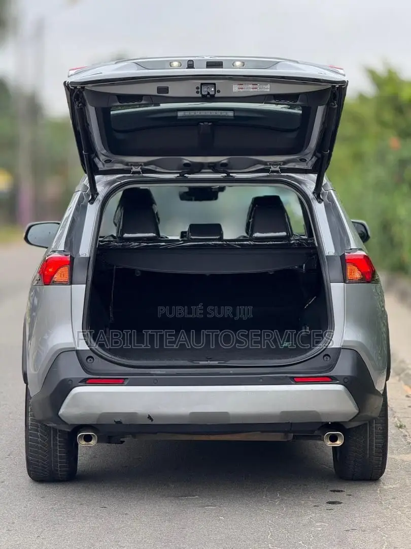 Toyota RAV4 XLE 2021 Gris