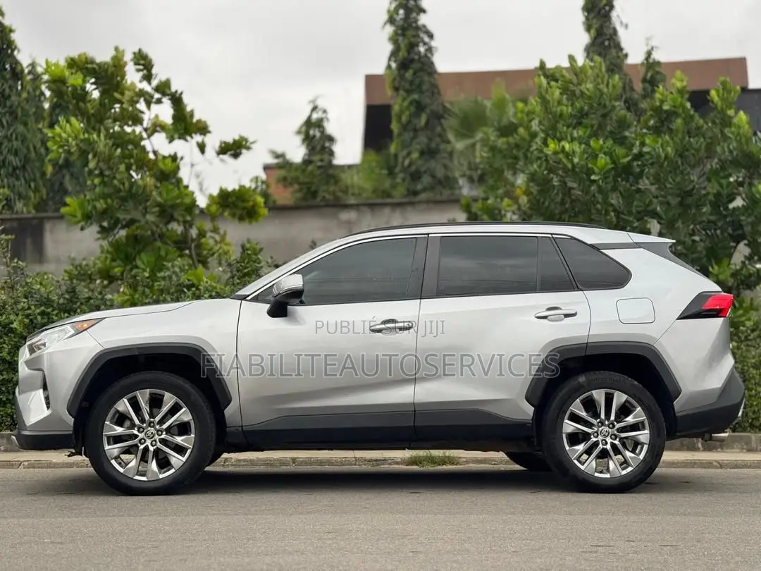 Toyota RAV4 XLE 2021 Gris