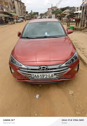 Photo - Hyundai Elantra 2020 Doré