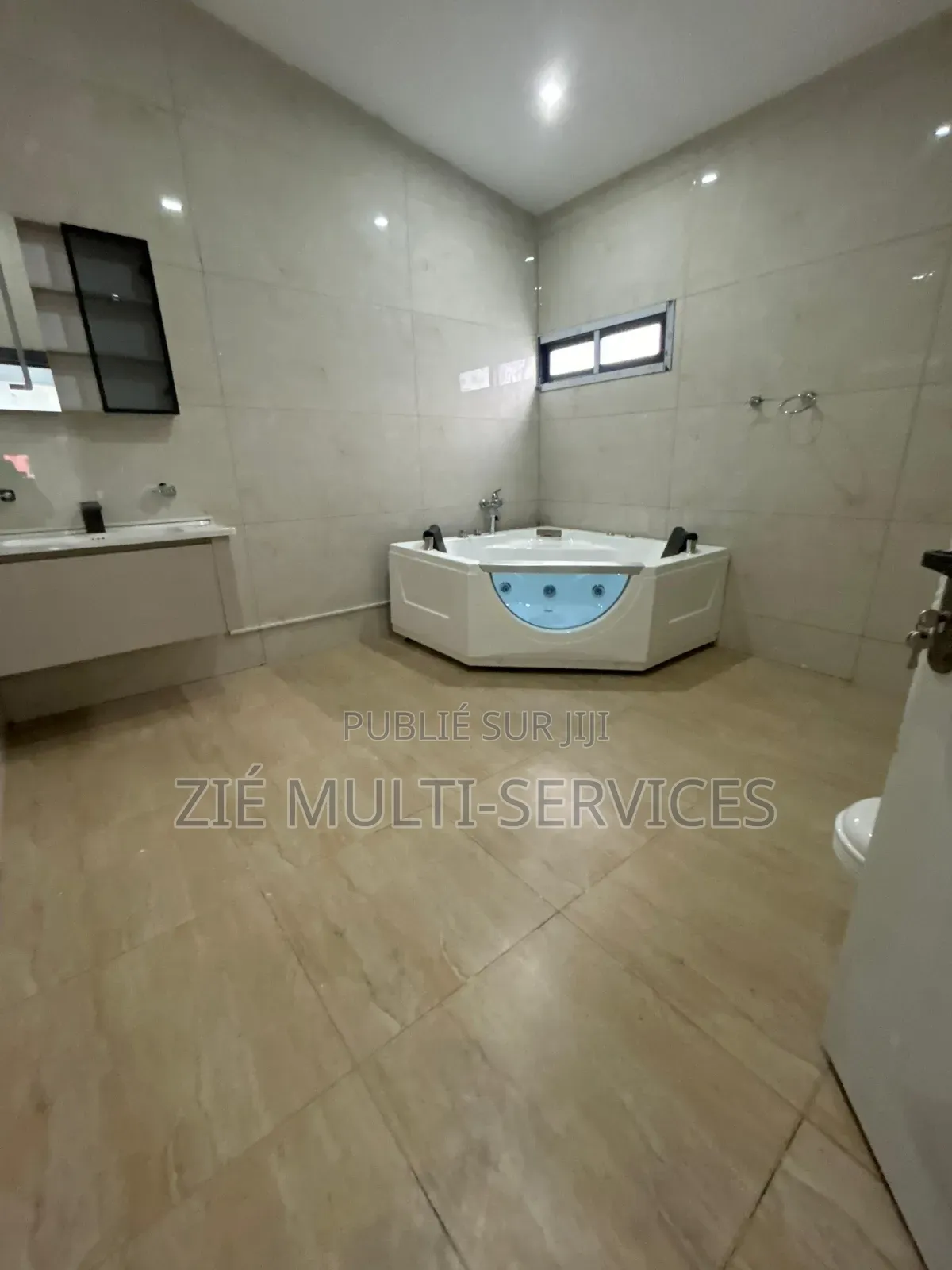 9chbre Duplex dans Zié Multi-Service, Cocody à Vendre