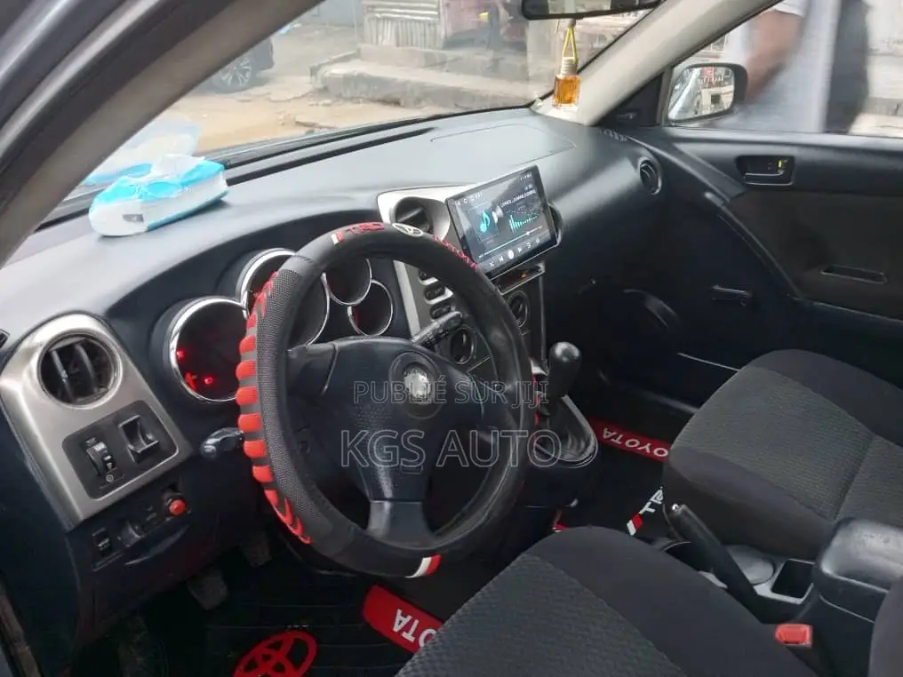 Toyota Matrix Hatchback AWD (1.8L 4cyl 4A) 2005 Bleu