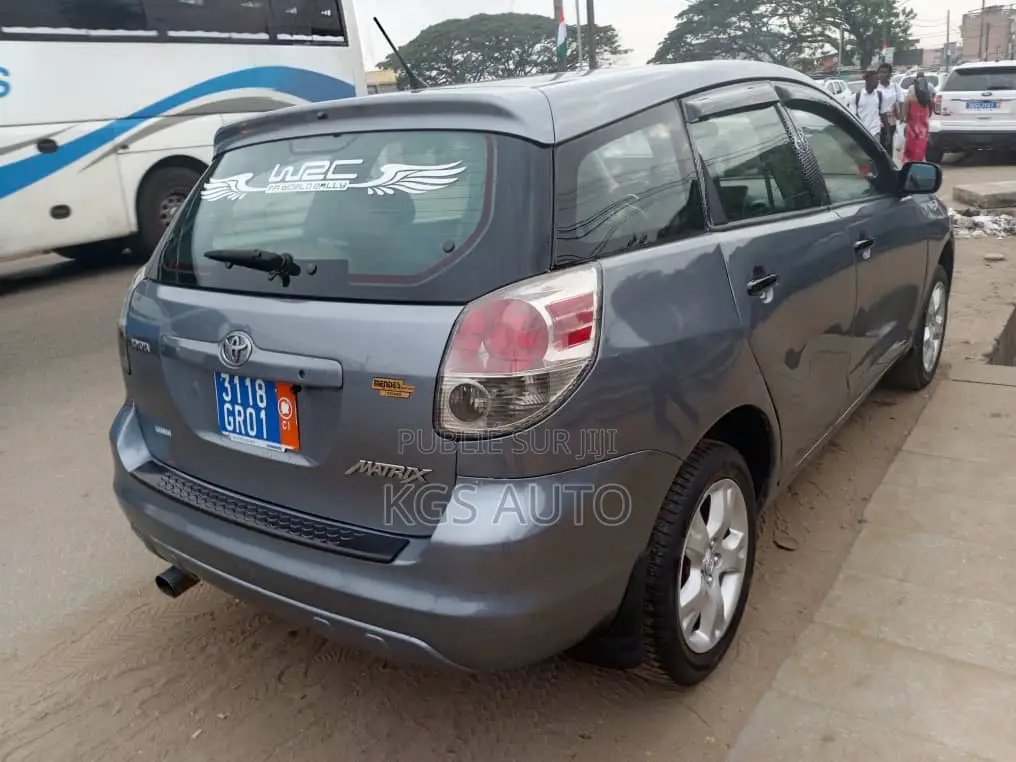 Toyota Matrix Hatchback AWD (1.8L 4cyl 4A) 2005 Bleu