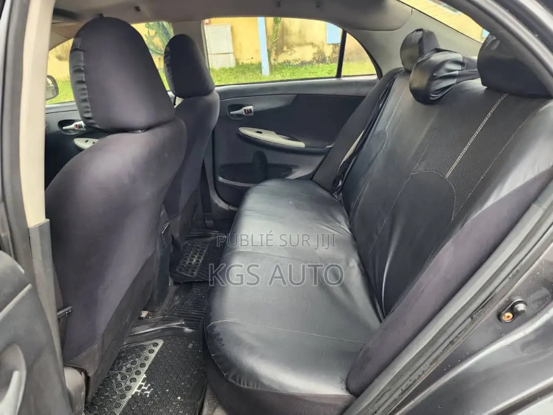 Toyota Corolla L 4dr Sedan (1.8L 4cyl 5M) 2012 Gris