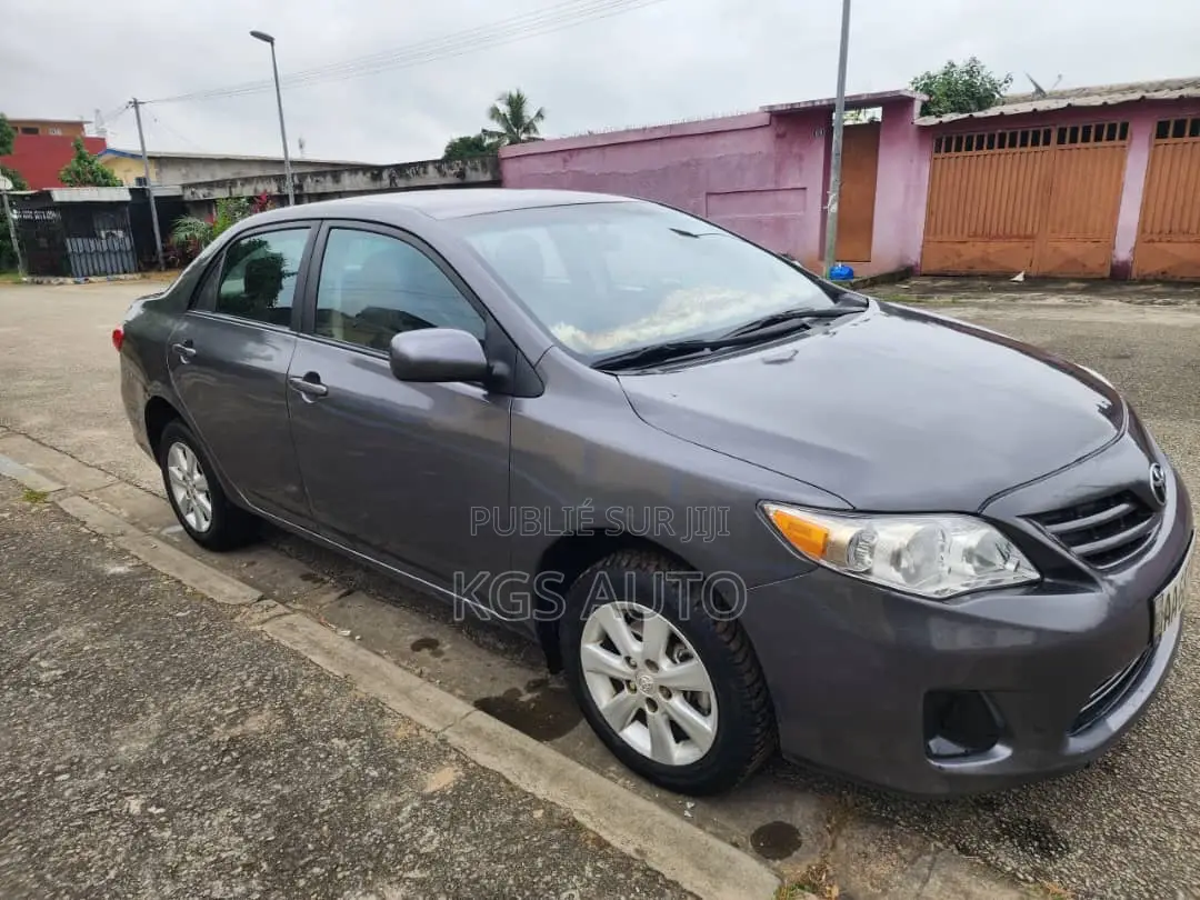 Toyota Corolla L 4dr Sedan (1.8L 4cyl 5M) 2012 Gris