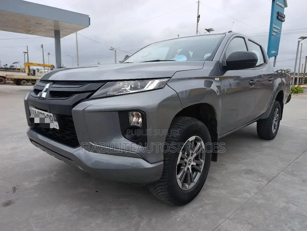 Mitsubishi L200 2023 Gris