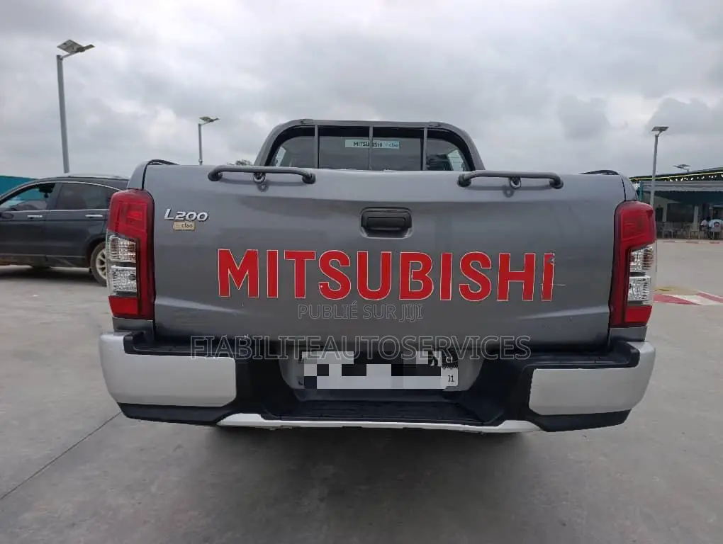 Mitsubishi L200 2023 Gris