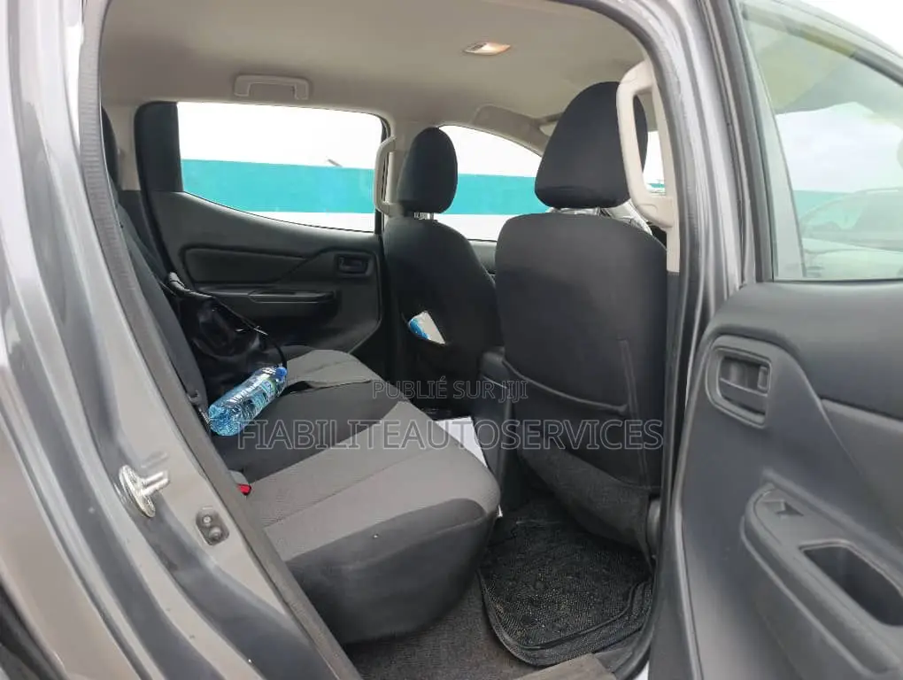 Mitsubishi L200 2023 Gris