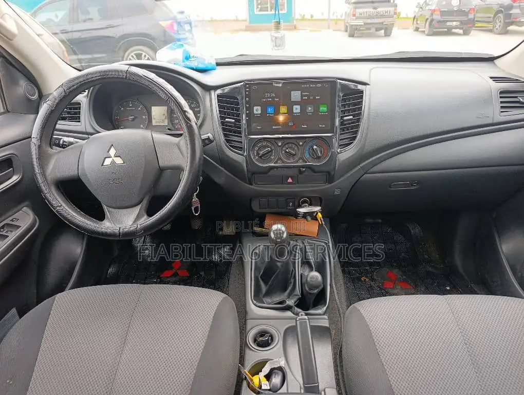 Mitsubishi L200 2023 Gris