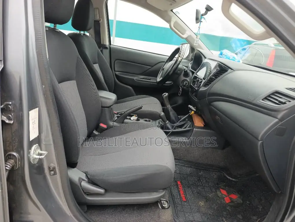 Mitsubishi L200 2023 Gris