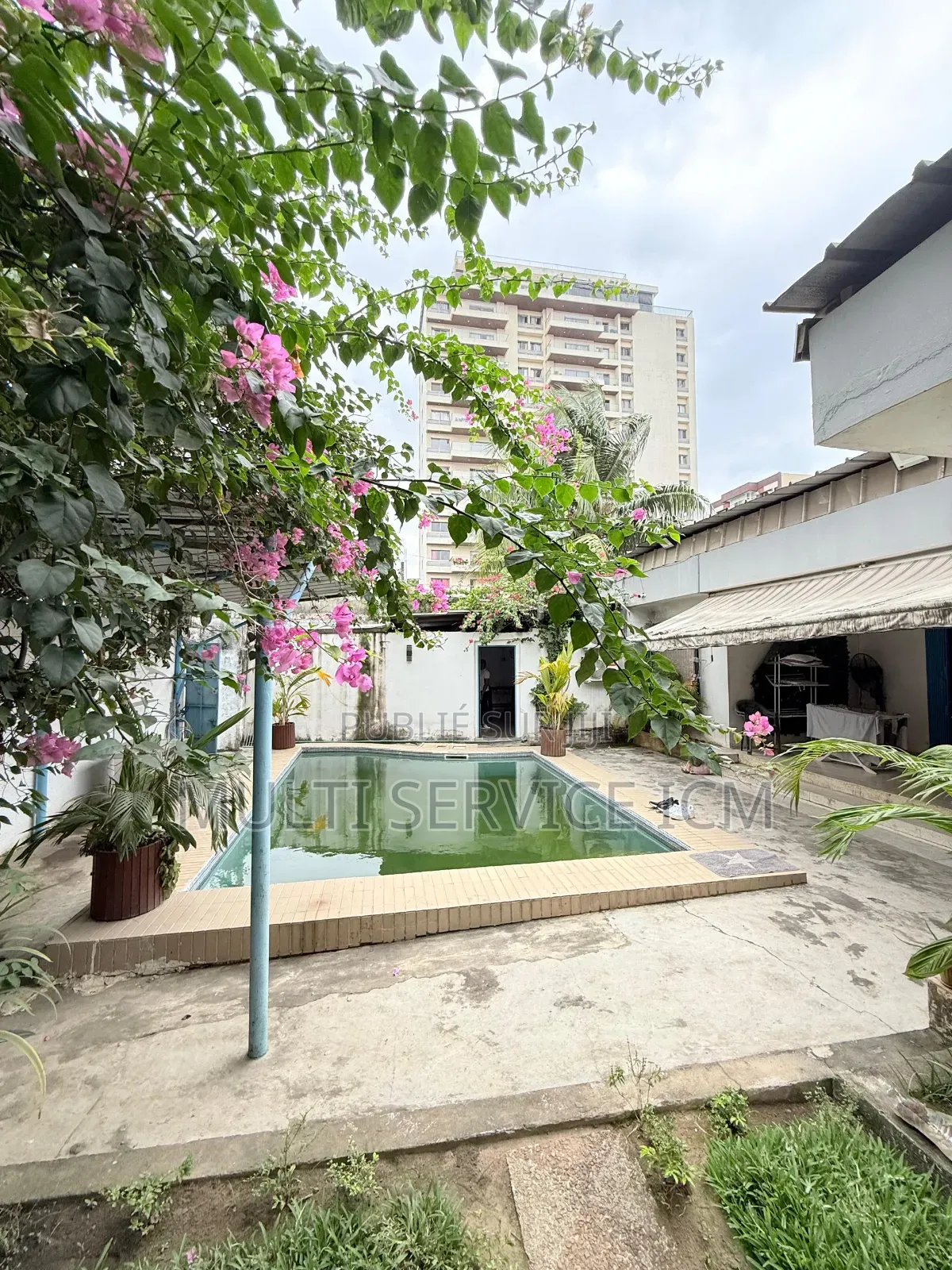 Vente d'Une Villa Avec Piscine À La Zone 4 Rue Lumière,
