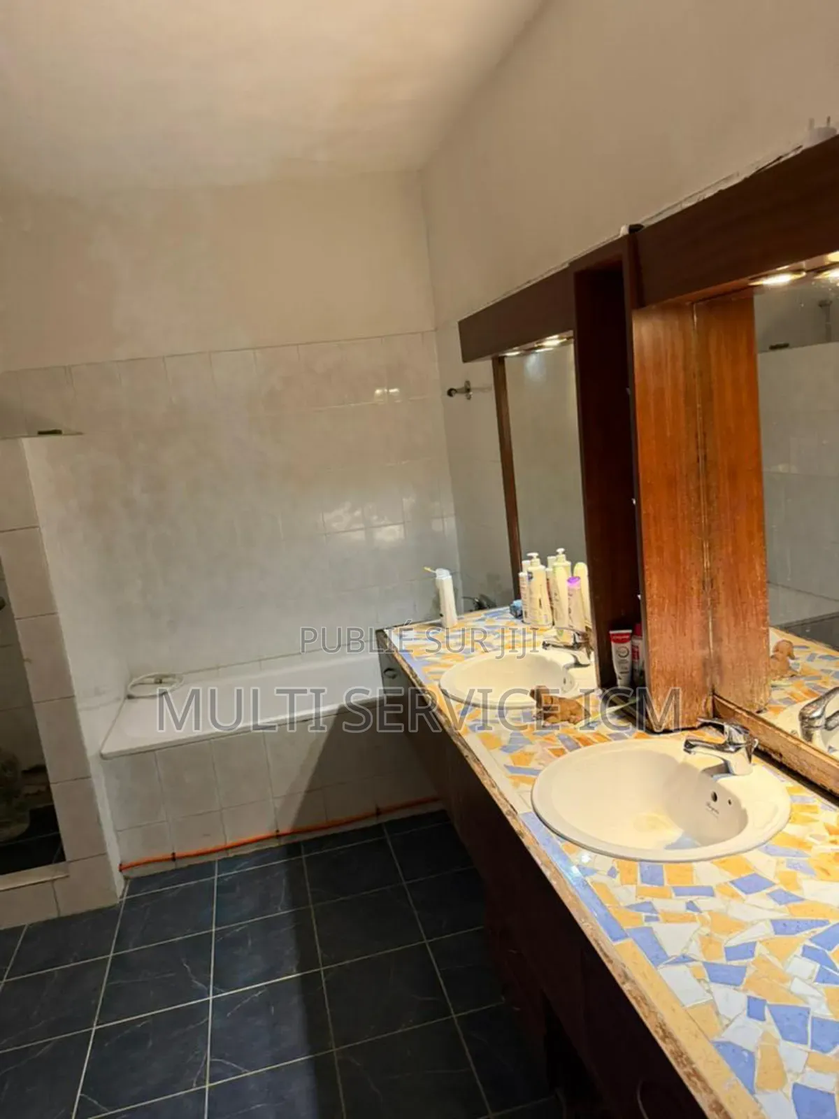 Vente d'Une Villa Avec Piscine À La Zone 4 Rue Lumière,