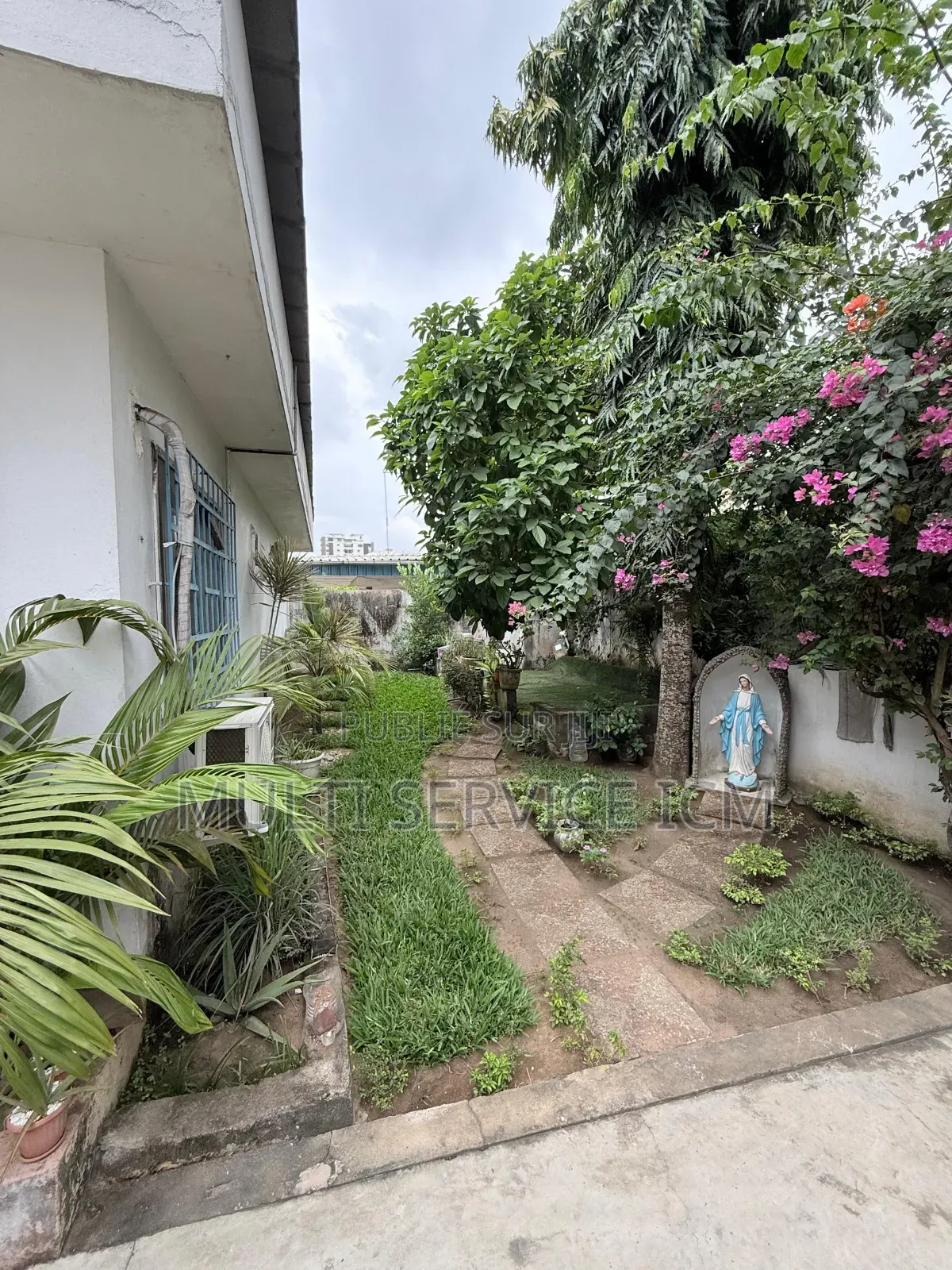 Vente d'Une Villa Avec Piscine À La Zone 4 Rue Lumière,