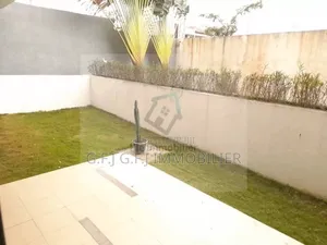 2chbre Appartement dans G.F.J, Cocody à Louer