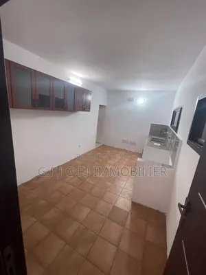3chbre Appartement dans G.F.J Immobilier, Cocody à Louer