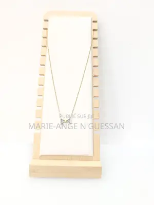 Photo - Colliers Élégants Et Modernes