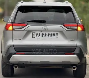 Toyota RAV4 XLE 2022 Gris